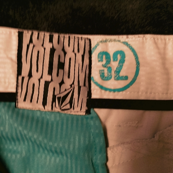 Volcom Size 32 Shorts - Picture 2 of 5